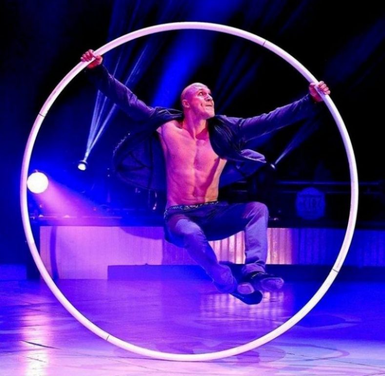 CYR WHEEL - Один из самых эффектных номеров в творчестве Цирка дю Солей.