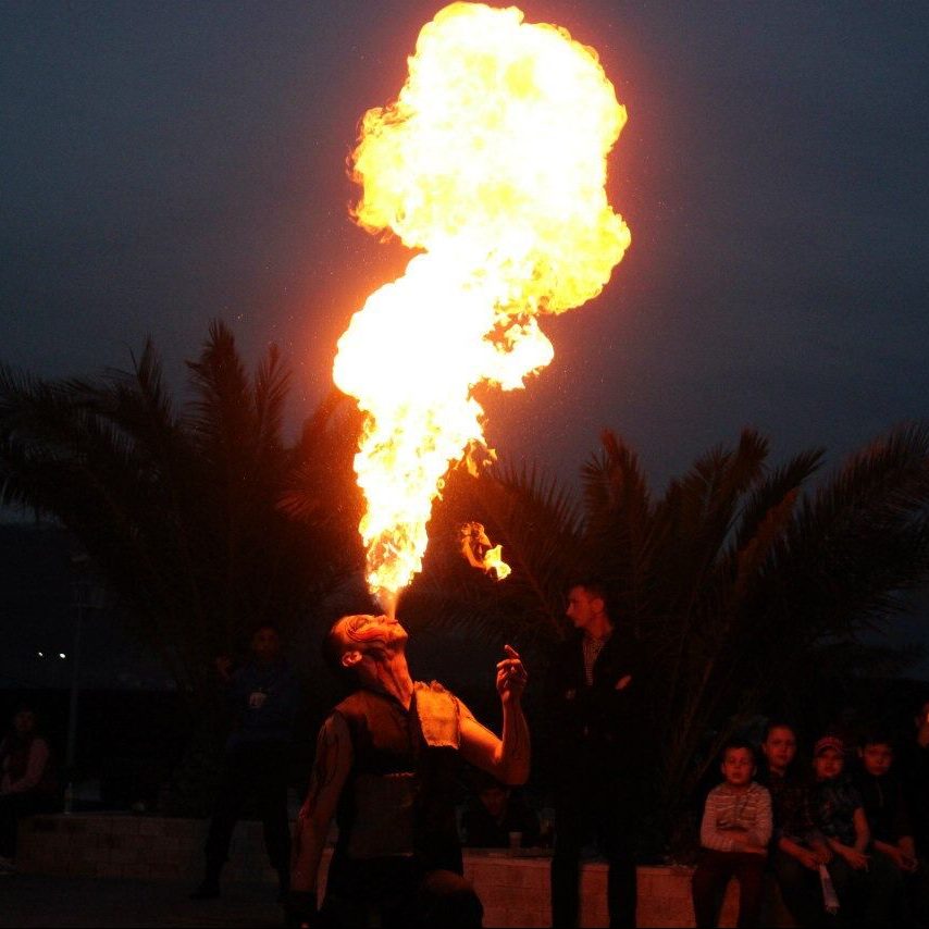FIRE SHOW - Mastery and courage of artists, hot air, circles of light, bright flashes and splashes of fire cutting through the darkness - this is art!