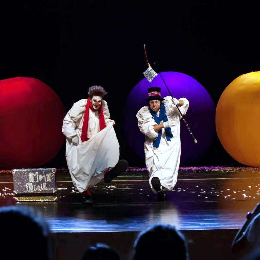 CLOWN Это – море позитива, фонтанирующий смех, шутки, веселье, безобидные розыгрыши. А еще – возможность от души подурачиться. Артисты выполняют простые, иногда абсурдные действия, а юмористические номера понятны абсолютно всем зрителям, даже если не предполагают слов.