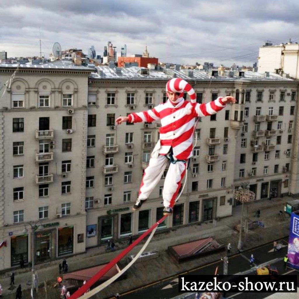 TIGHTROPE WALKER - Они исполняет невероятные трюки на канате. Канатоходцы могут осуществлять прыжки, выполнять сальто и даже жонглировать различными предметами, оставаясь совершенно устойчивыми на столь узком канате. Такое шоу может стать самым ярким и зрелищным номером в программе вашего праздничного мероприятия.